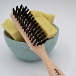 brosse à barbe posée sur un porte savon à barbe