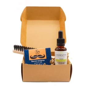 Coffret de rasage pour homme composé d'une brosse, d'un savon à barbe et d'un flacon d'huile à barbe, le tout dans une boite kraft