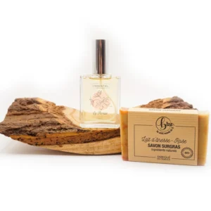 Savon Surgras Artisanal et brume parfumée posés sur un décor en bois