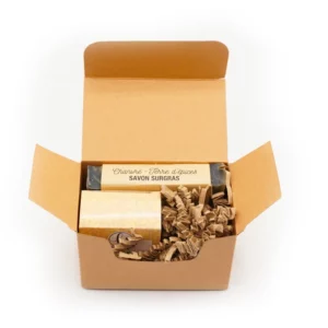 vue du contenu d'un coffret de Savon Artisanal et de Shampoing solide