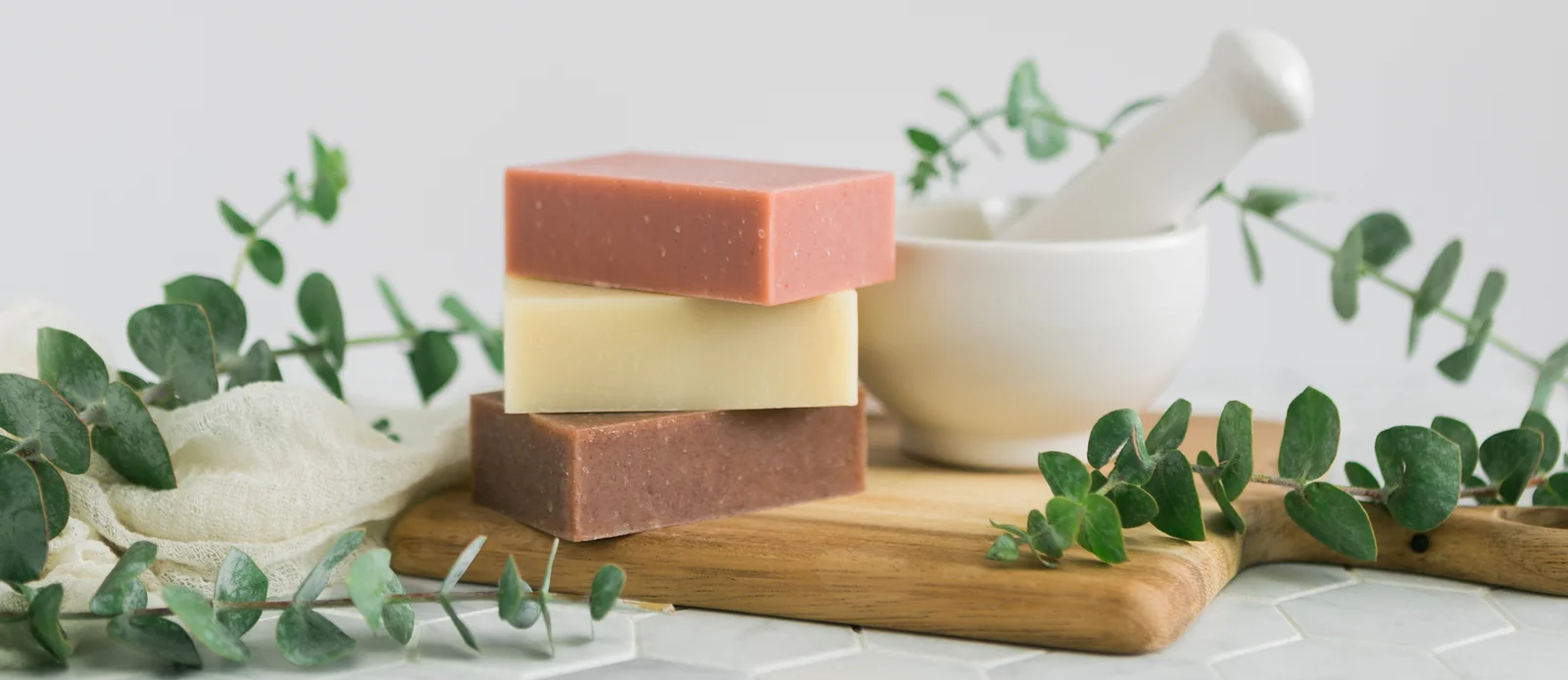 savons surgras BIO de la savonnerie artisanale au petit monde de B, posés un une planche à découper en bois