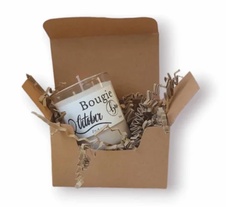 Coffret Bougie Octobre Rose bougie senteur fruits rouges marquée "octobre rose" et emballée dans une boite kraft