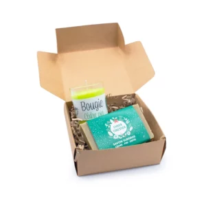 Coffret en boîte kraft contenant un savon et une bougie de noël.