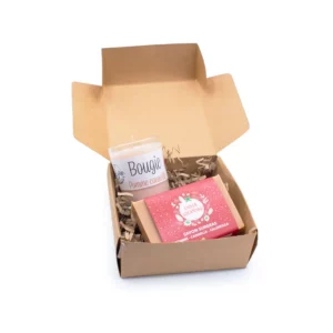 Coffret en boîte kraft contenant un savon et une bougie de noël.