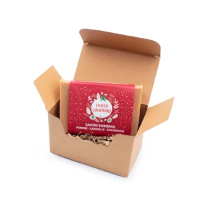 Coffret savon de noël en boîte kraft ouverte avec un savon surgras parfumé pomme cannelle