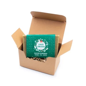 Coffret savon de noël en boîte kraft ouverte avec un savon surgras parfumé cèdre et pin