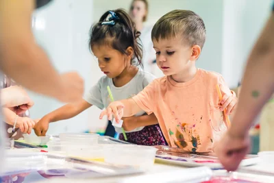 des enfants font des activités dans une crèche